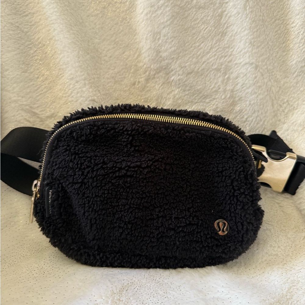 lululemon Everywhere Fleece Belt Bag in Black